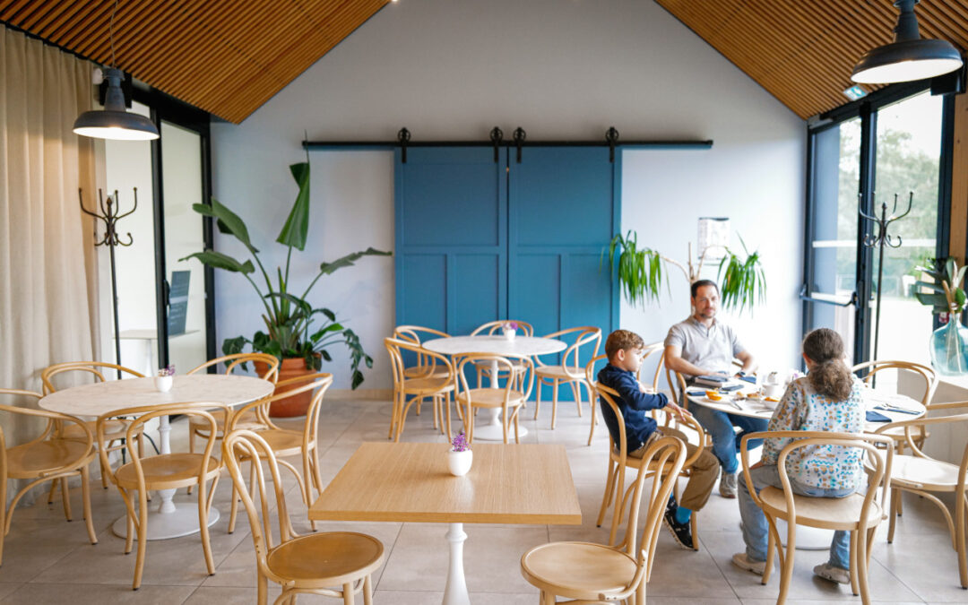 L’art de prendre le temps au restaurant à Pornic face à l&rsquo;océan ou au jardin