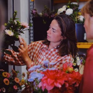 fleuriste arrangeant des fleurs fraîches