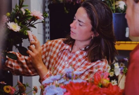 fleuriste arrangeant des fleurs fraîches