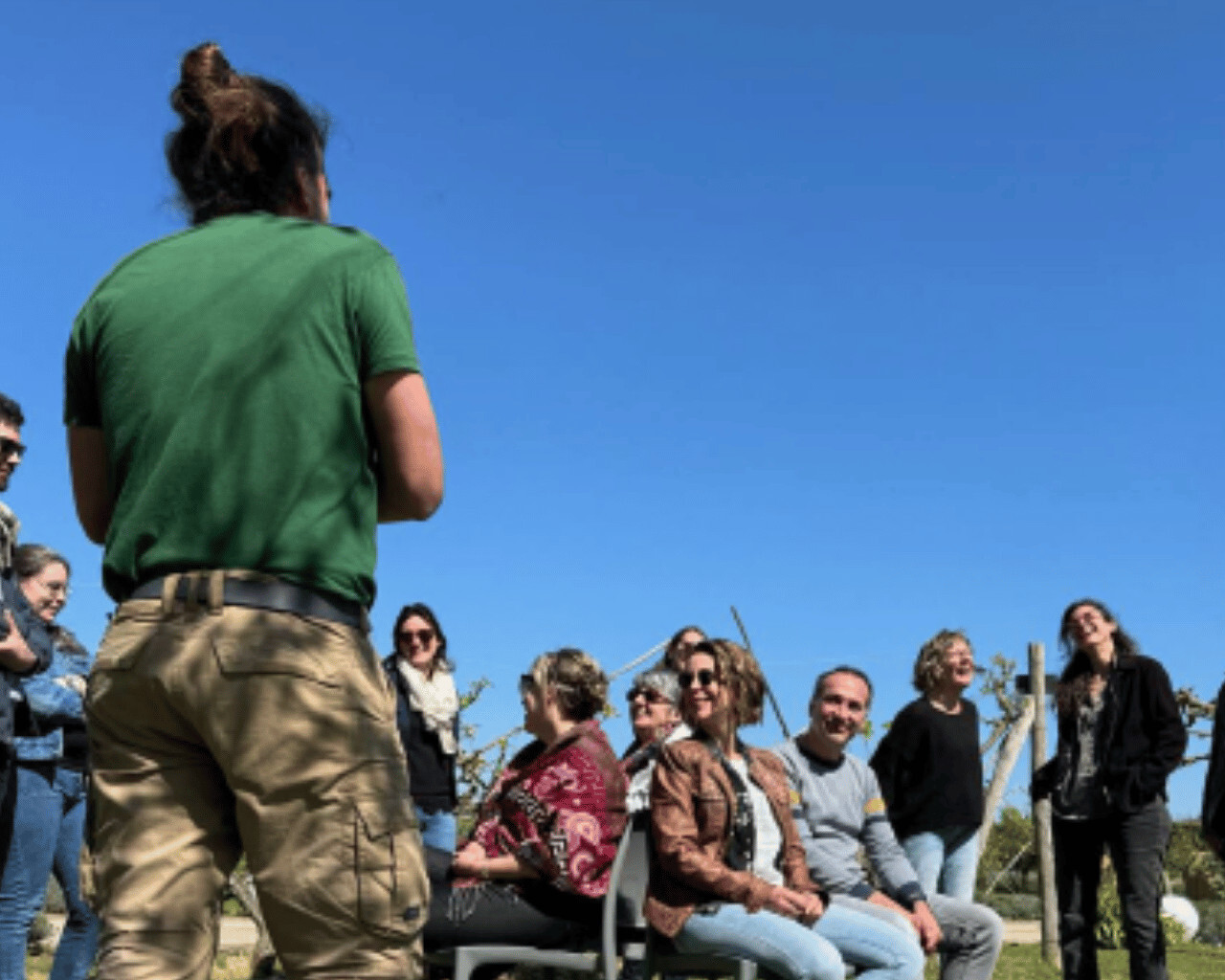 Groupe de personnes sous le ciel