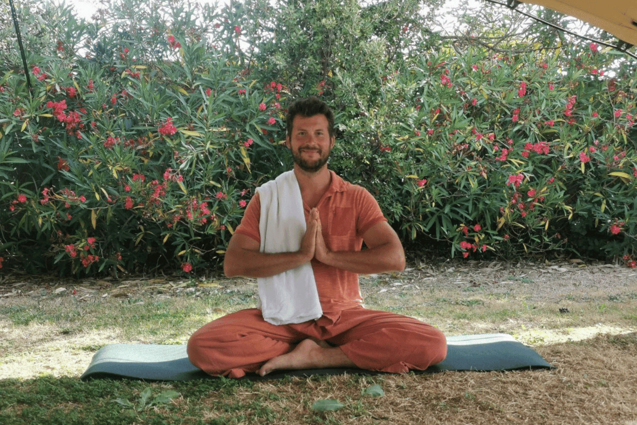 Homme méditant en position lotus