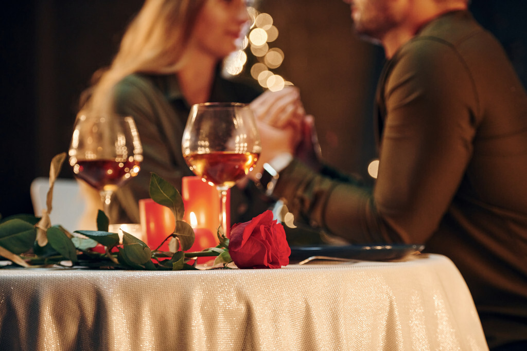 Dîner romantique avec rose et vin.